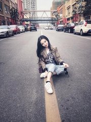 美女裸露放屁㊙️网站背后：深度揭秘网络文化现象与社会价值观碰撞_: 从历史中学习的教训，是否值得传承？