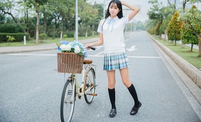 玉足女同桌用白棉袜脚夹我好爽！意外互动成就暖心校园友谊_: 充满启发的讨论，未来的选择又应该是什么？